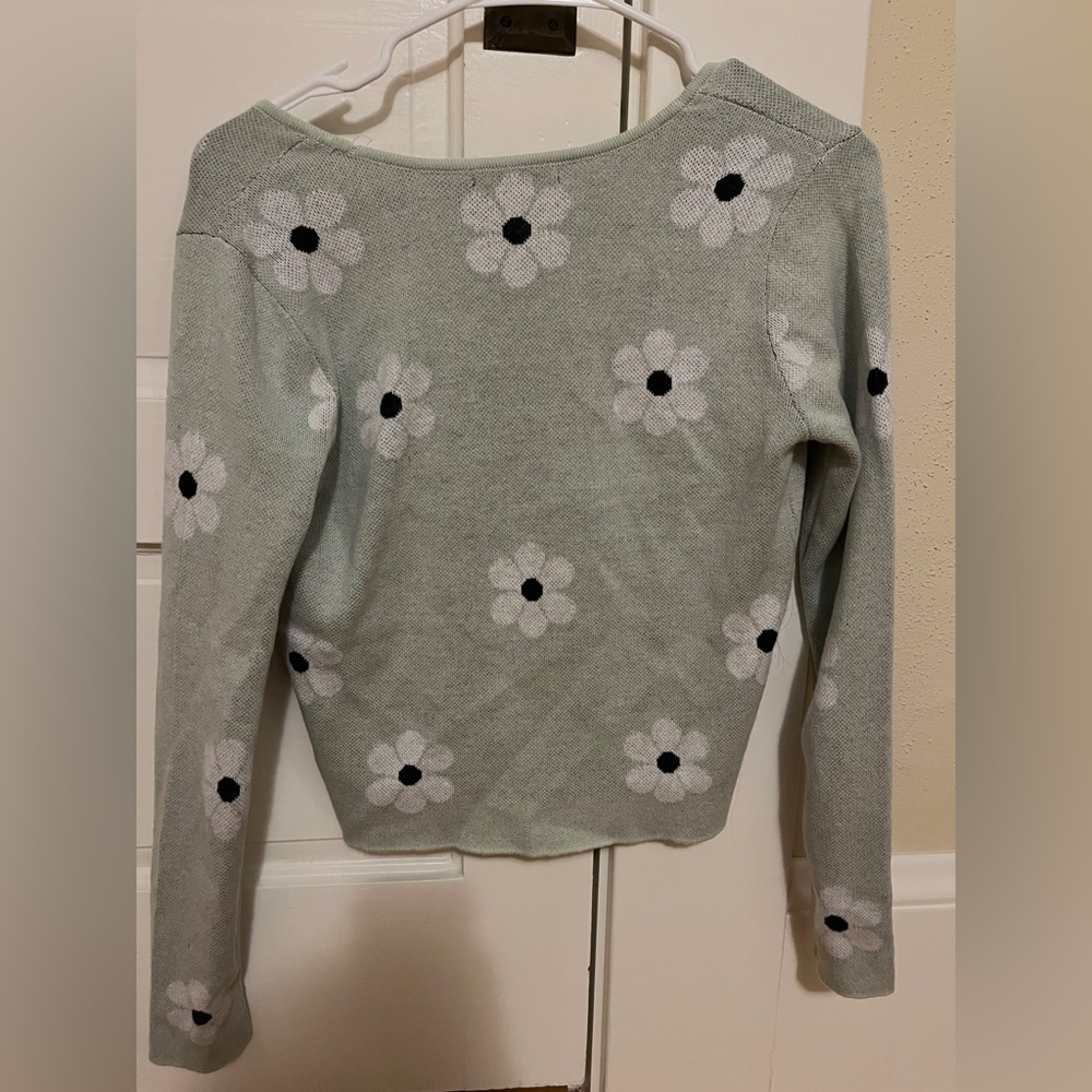 Adorable sweater with flowers - Picture 2 of 3
